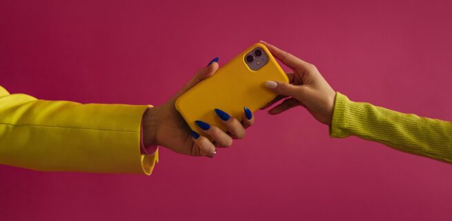 Da li je telefon nov ili farbrički obnovljen (refurbished)?
